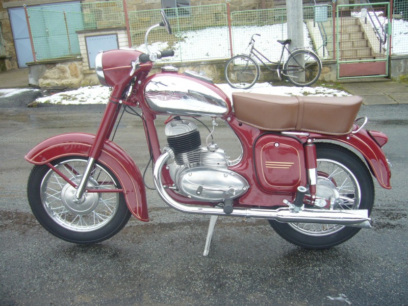 jawa-250-kyvacka